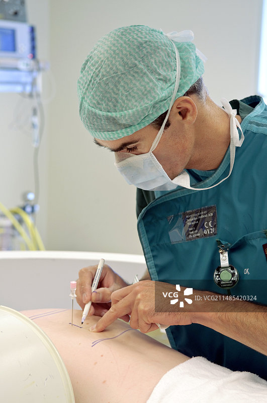 椎间盘滑脱微创内窥镜手术图片素材