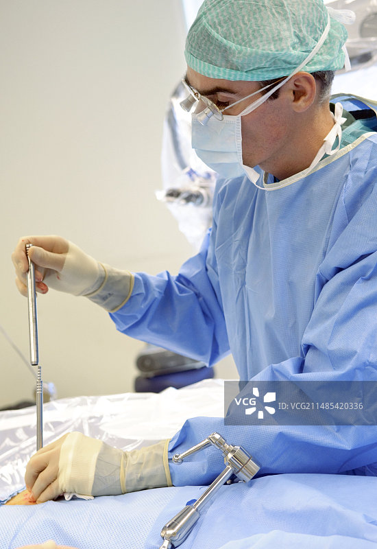 椎间盘滑脱微创内窥镜手术图片素材