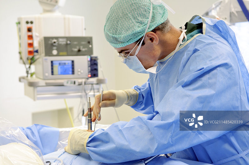 椎间盘滑脱微创内窥镜手术图片素材