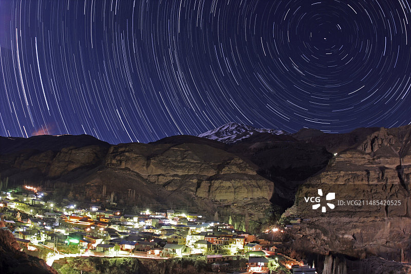 伊朗山村上空的星迹图片素材