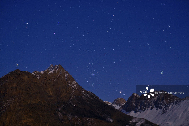猎户座在群山上升起图片素材