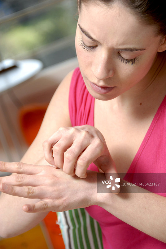 女人挠痒图片素材