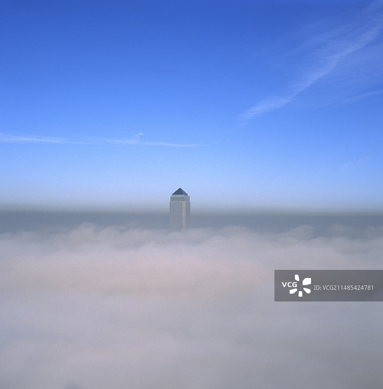 雾中的金丝雀码头图片素材