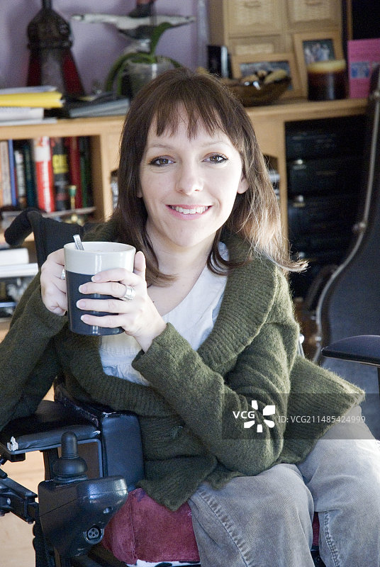 患有肌萎缩症的女人图片素材