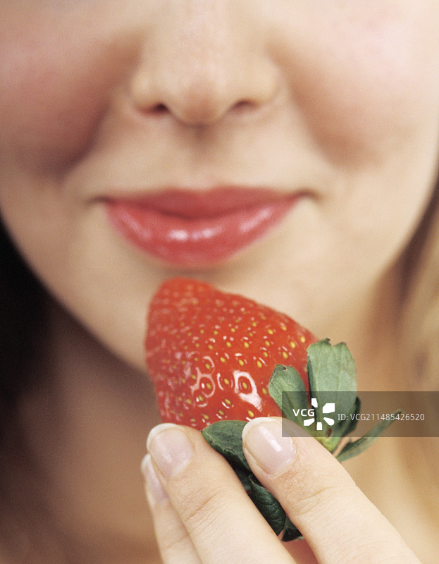 拿着草莓的女人图片素材