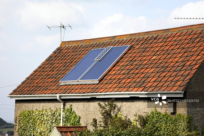 家用太阳能热水器和面板图片素材
