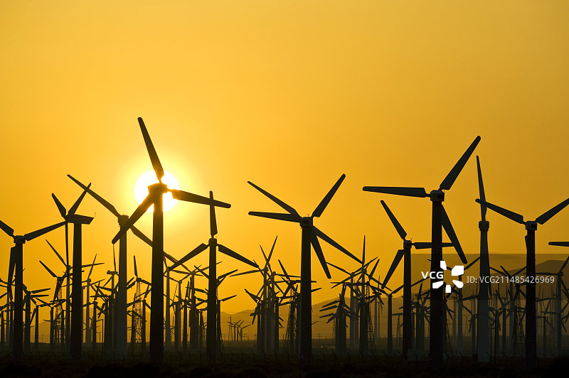 日落时的风力涡轮机图片素材