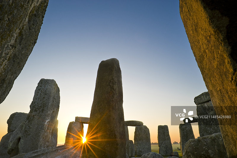 日出时分的巨石阵图片素材