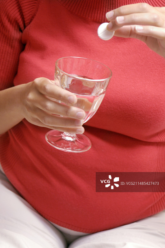 孕妇正在使用平板电脑图片素材