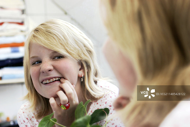 戴牙套的青少年图片素材