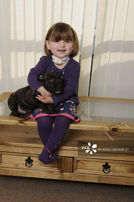 带气管造口术的年轻女孩图片素材