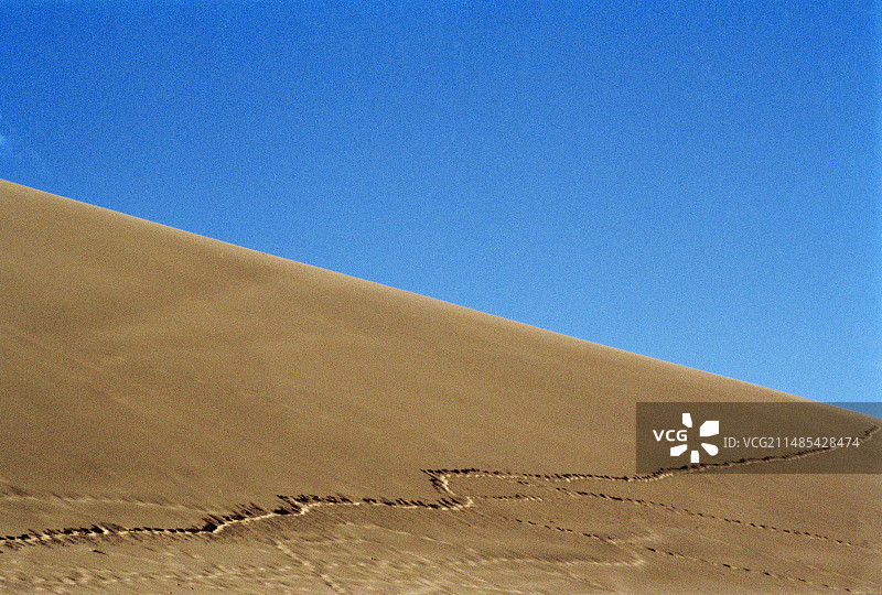 沙丘中的轨道图片素材