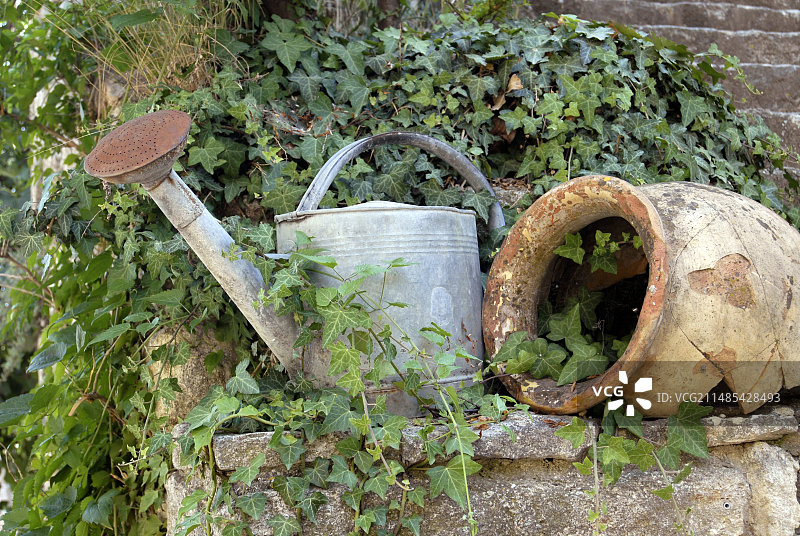 水壶和破损的花盆图片素材
