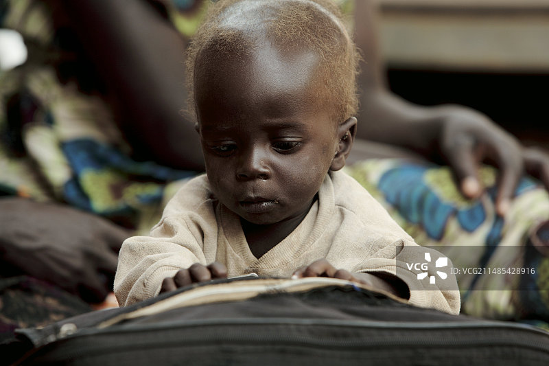 宝宝在玩书（乌干达）图片素材