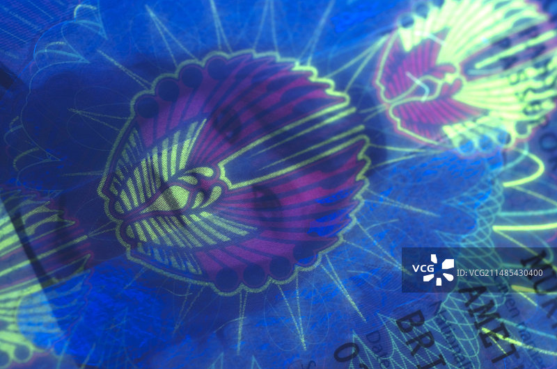 紫外光下的英国护照图片素材