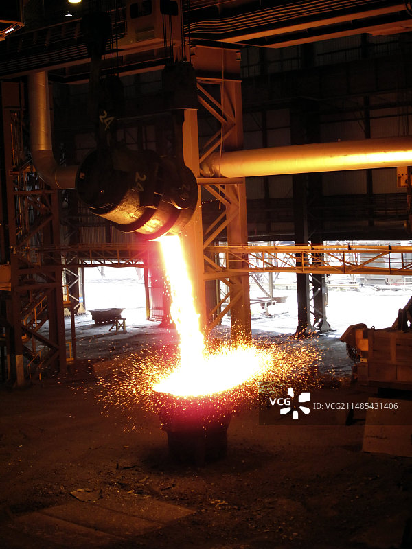 倾倒的熔融钢渣图片素材