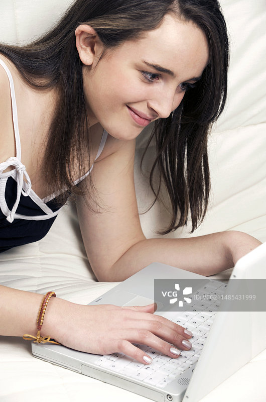 使用笔记本电脑的少女图片素材