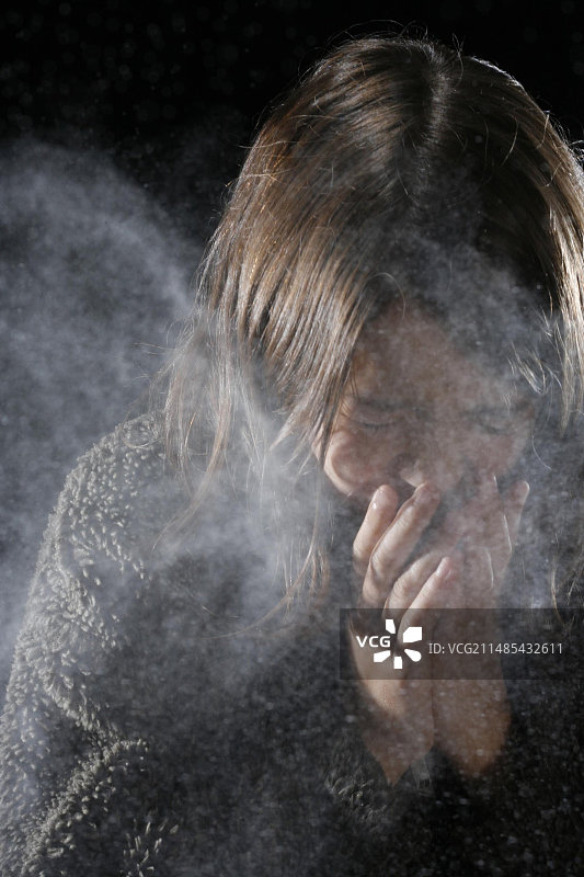 打喷嚏的女孩图片素材