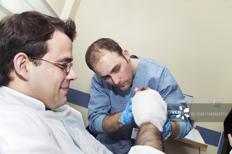 缠着绷带的手图片素材