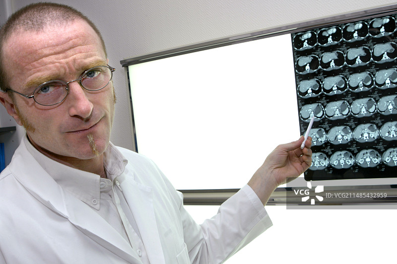 放射科医生研究腹部CT扫描图片素材