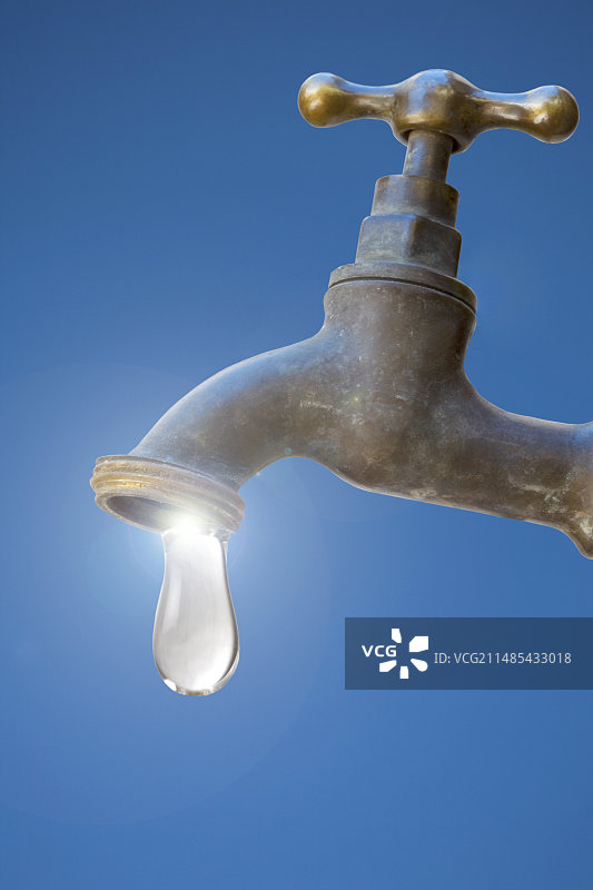 滴水的水龙头图片素材