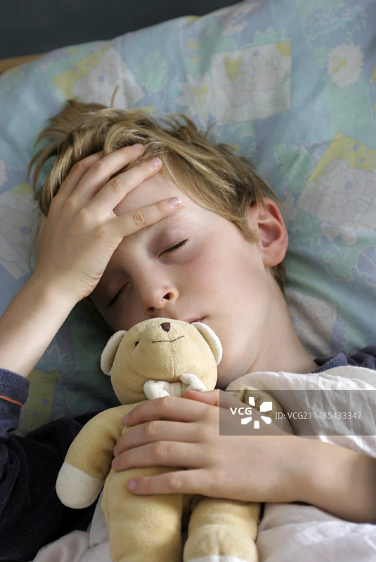 发烧的男孩图片素材