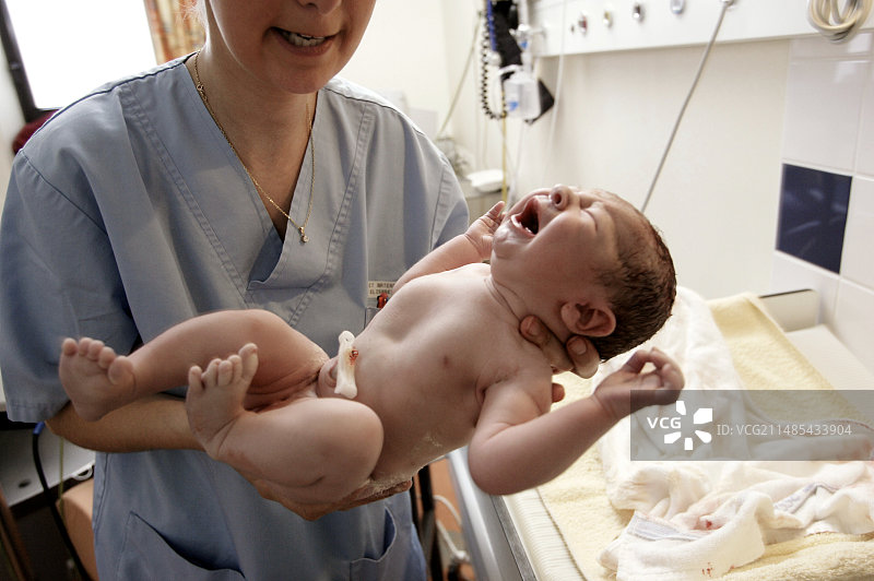 被抱着的新生婴儿图片素材