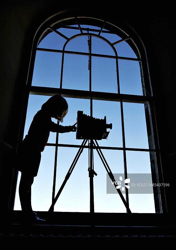 女孩使用旧相机图片素材
