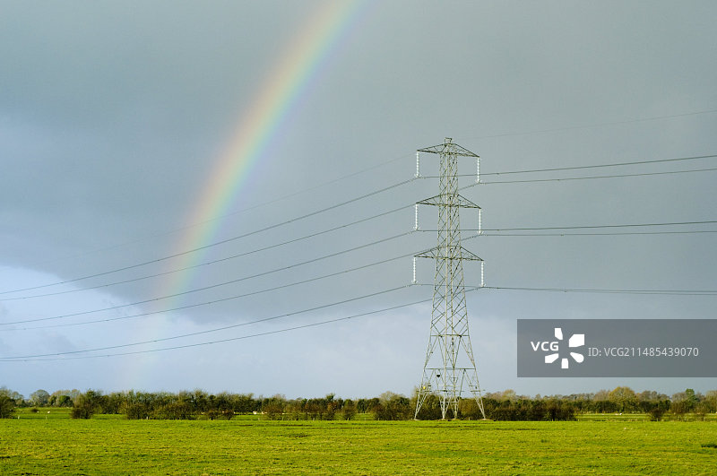 电线之上的彩虹图片素材