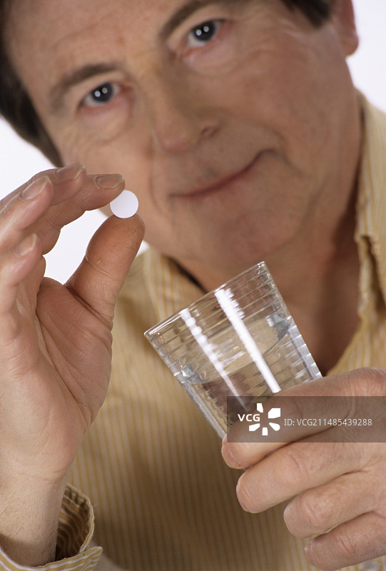 男人吃药图片素材