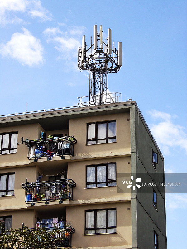 公寓楼上的手机信号塔图片素材