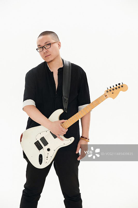 手持电吉他的亚洲男性摇滚乐手图片素材