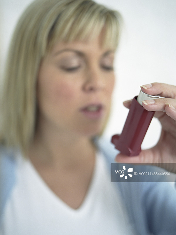 使用哮喘吸入器图片素材