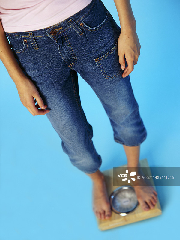 称体重的少女图片素材