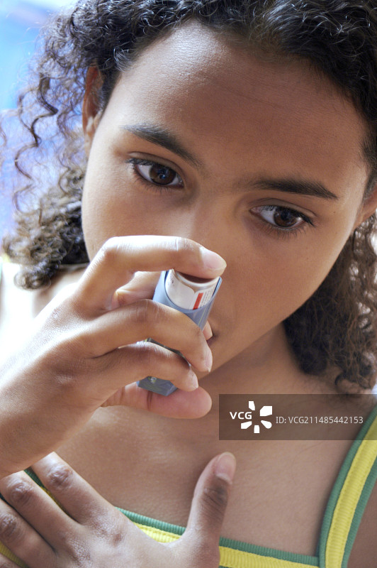 使用哮喘吸入器图片素材