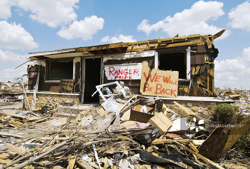 龙卷风破坏图片素材