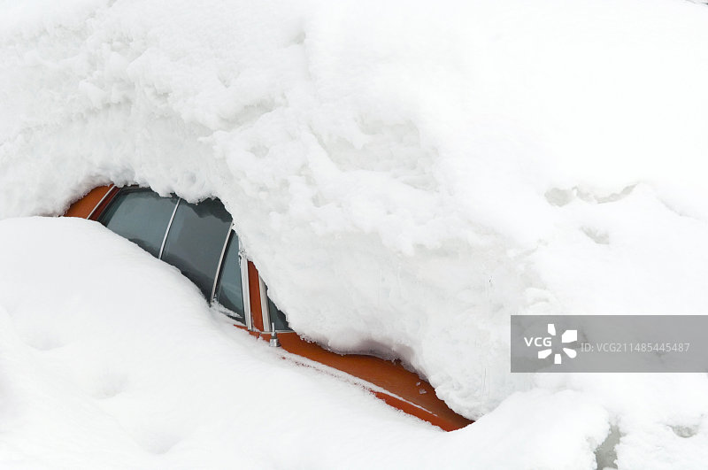 被雪覆盖的汽车图片素材
