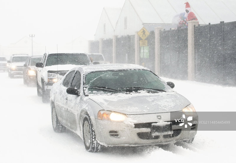 暴风雪中的汽车图片素材