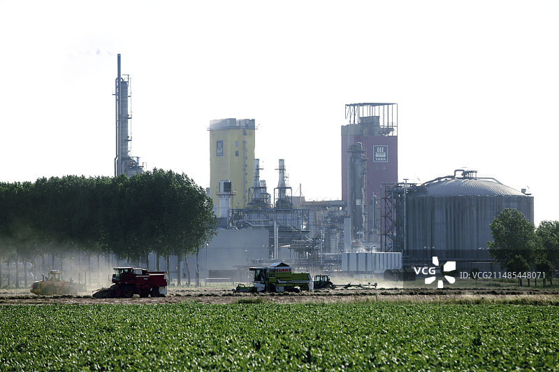 工业厂房旁的农业图片素材
