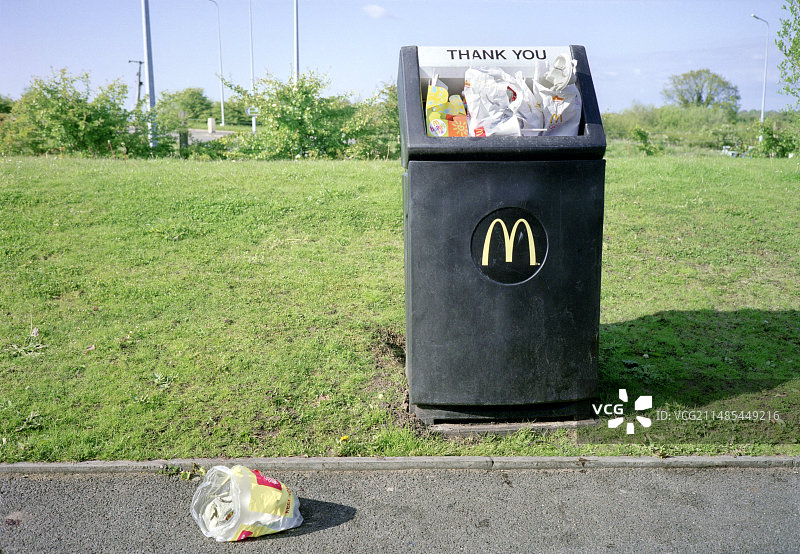 垃圾桶溢出图片素材