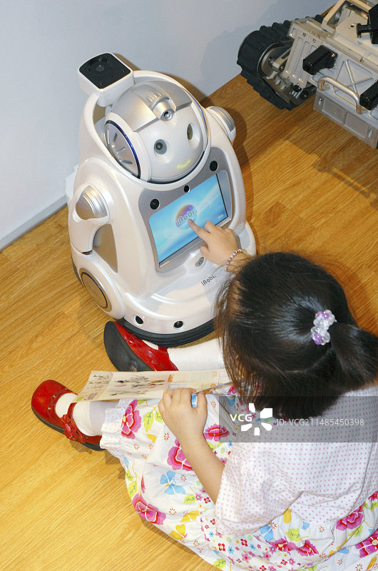 iRobi Q家用玩具机器人和女孩图片素材