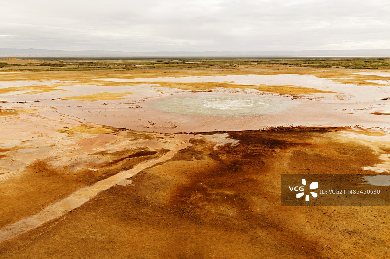 地球之眼--艾肯泉位于青海省茫崖市,是茫崖额头下的"大眼睛",冬天不结冰,红色的泉水流经形成龙眼凤羽图片素材