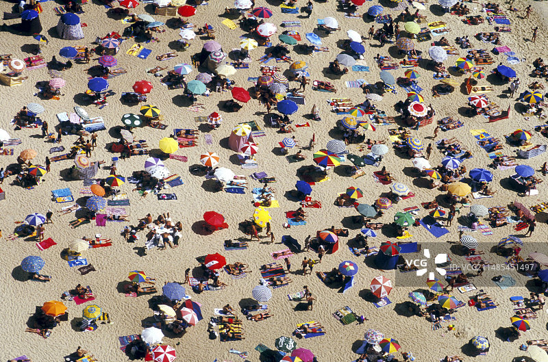 葡萄牙纳扎雷拥挤的海滩图片素材