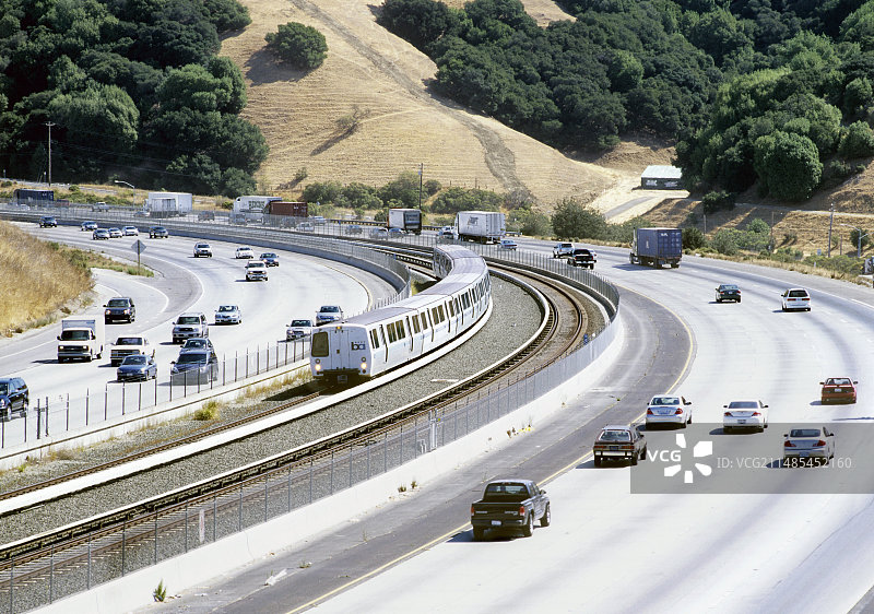 美国加利福尼亚州：火车和高速公路图片素材