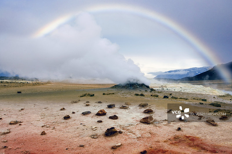地热喷气孔上空的彩虹图片素材