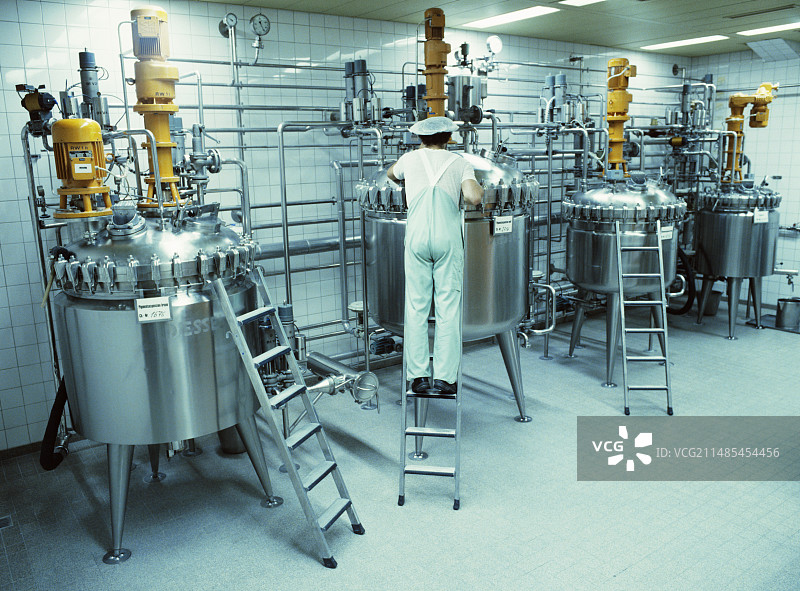 化学家检查药物桶图片素材