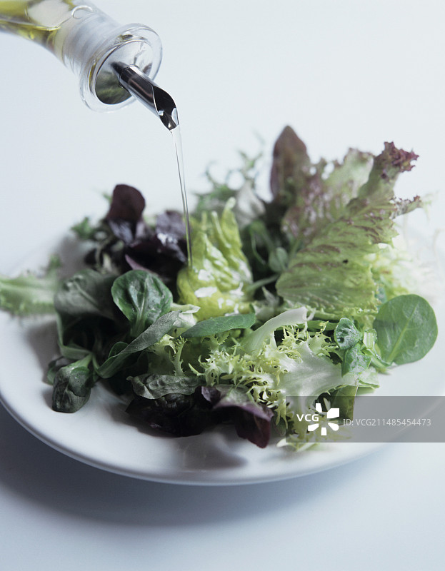 蔬菜沙拉和橄榄油图片素材