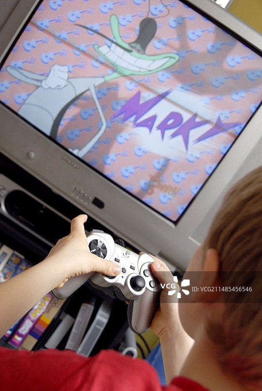 男孩在玩电子游戏图片素材