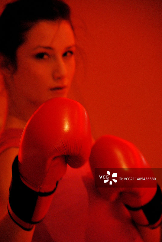 在健身房里训练的女子拳击手图片素材