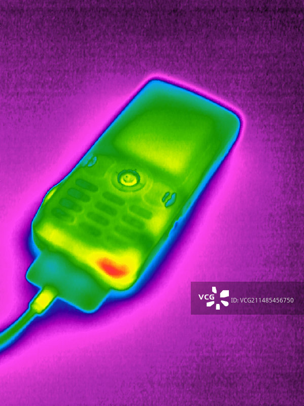 充电中的手机热成像图图片素材